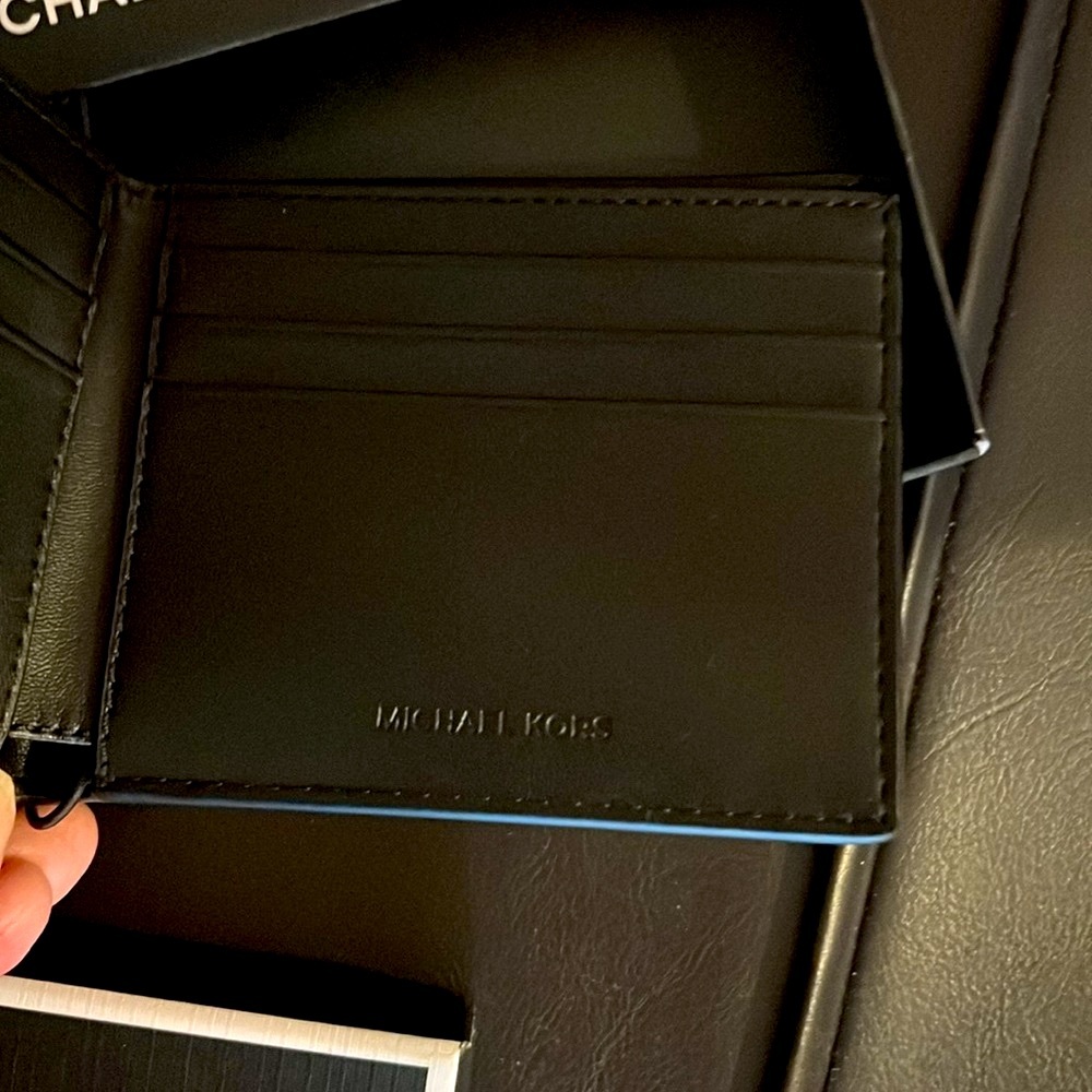 Beautiful new Michael Kors slim bifold wallet - Picture 2 of 3
